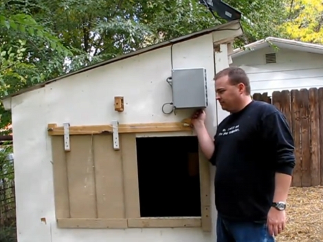 Automated chicken coop door is solar-powered | Hackaday