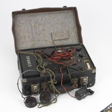 British Type A Mk II suitcase radio. © IWM (COM 229)