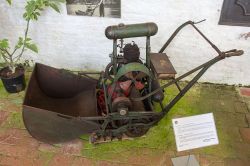 An early Atco cylinder motor mower. Mike Peel [CC BY-SA 4.0].